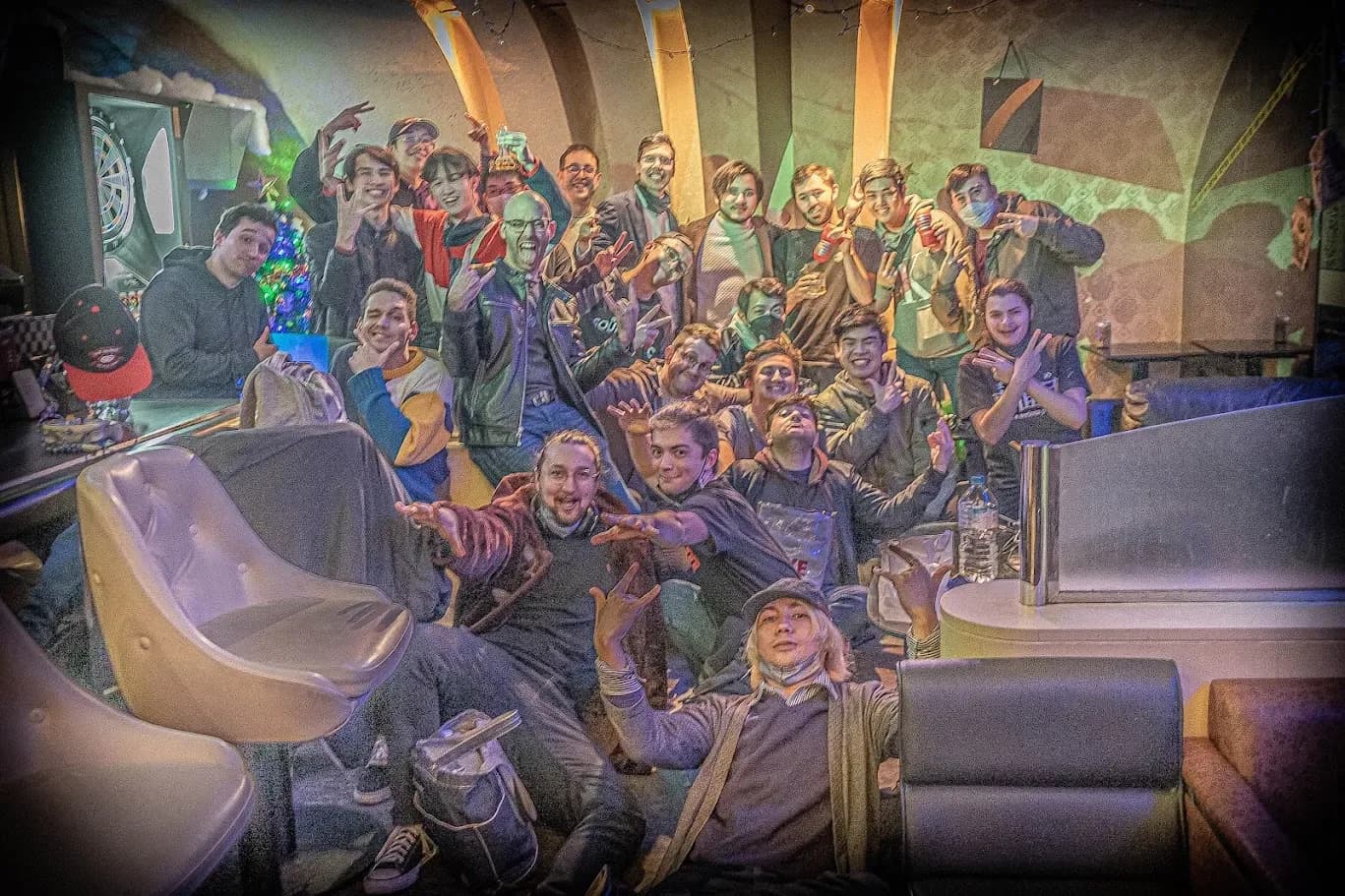 A big group of players celebrating together at a gaming event in Japan